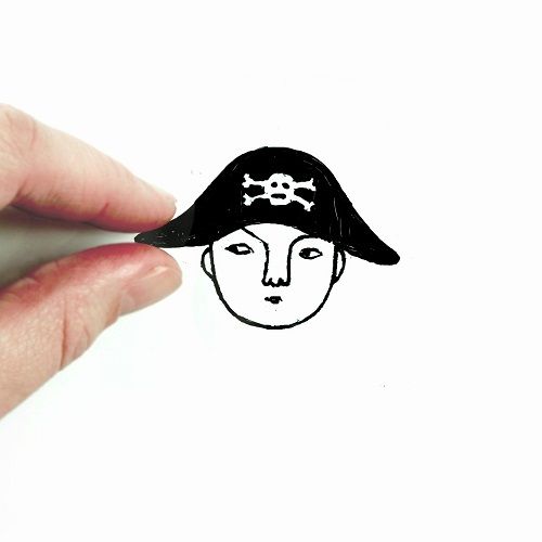 Zwei Finger berühren eine Zeichnung von einem Piraten am Hut.
