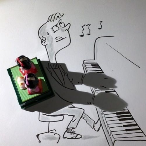 Eine Zeichnung von einem Mann der Klavier spielt, seine Hände bestehen aus Schatten von einem kleinen Spielzeug daneben.