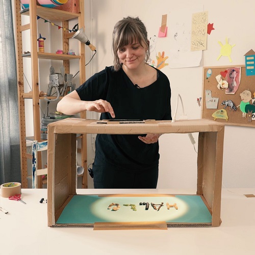 Eine Frau macht mit dem Smartphone Bilder von dem Wort Hallo.